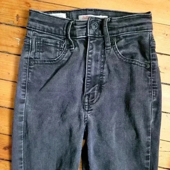 Levi's - Picture 2 of 6